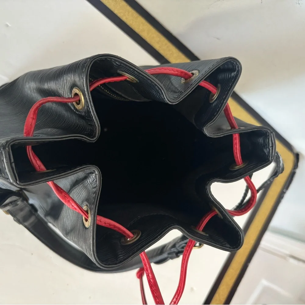 Authentic Louis Vuitton Black epi leather Noe bucket bag
